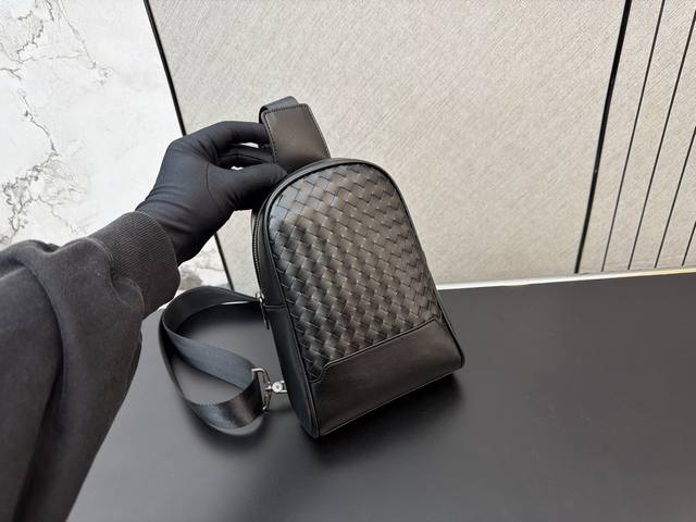 P200 Bottega Veneta 葆蝶家 Bv手工编织男士胸包 单肩包 斜挎包 经典百搭 实物拍摄 原厂原版面料 配送防尘袋 28 X 17 Cm