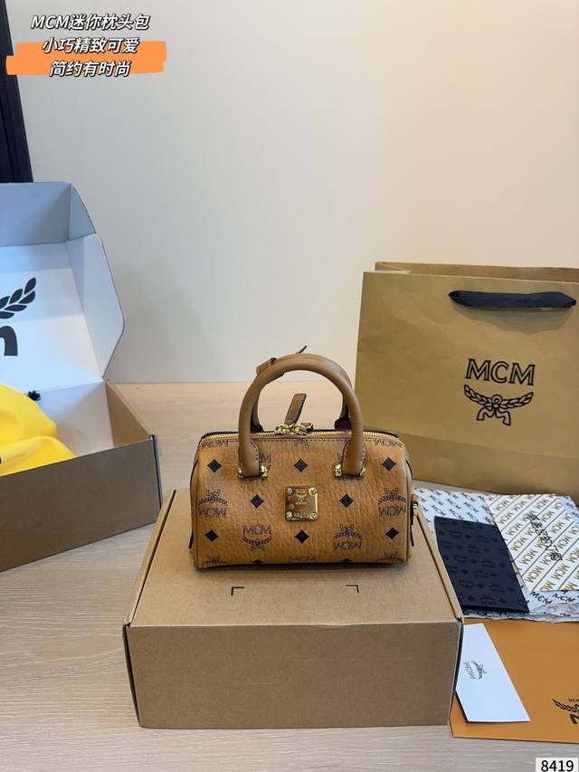 P270配礼盒 Mcm 波士顿枕头包 简单百搭 颜值高 日常出街首选 潮酷时尚女孩必入款尺寸:18*8*11Cm P270配礼盒 Mcm 波士顿枕头包 简单百搭 颜值高 日常出街首选 潮酷时尚女孩必入款尺寸:18*8*11Cm