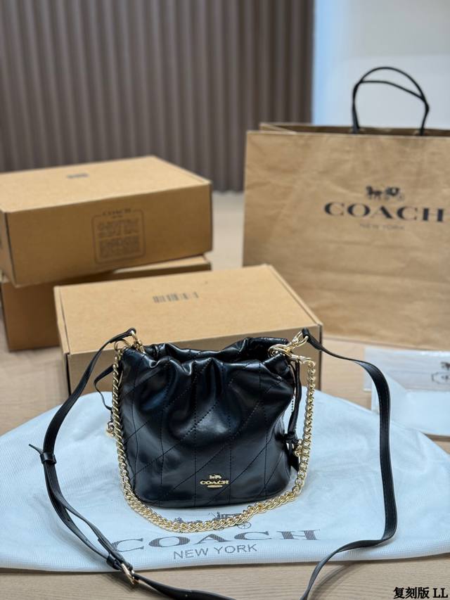 复刻版 麂皮 P260 Coach Faye迷你抽绳水桶包 Coach Faye迷你抽绳水桶包，奶白色全皮+金属链条，简约优雅又百搭！抽绳设计超灵活，链条可调节