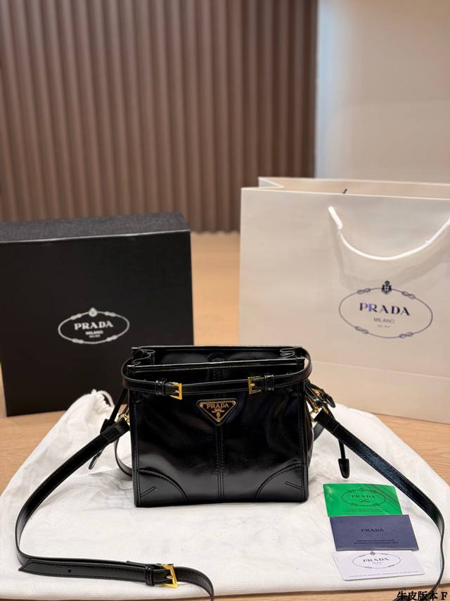 牛皮版本 P280 Prada Soft Lux迷你手袋 Prada Soft Lux迷你手袋,采用光泽油蜡牛皮,复古又高级,手感超赞!正面三角金属徽标+金色五 牛皮版本 P280 Prada Soft Lux迷你手袋 Prada Soft Lux迷你手袋,采用光泽油蜡牛皮,复古又高级,手感超赞!正面三角金属徽标+金色五
