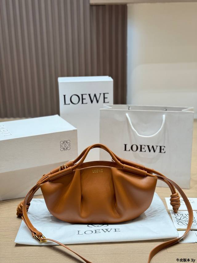 牛皮版本 P290 Loewe 牛皮棕色手袋 Loewe这款棕色牛皮手袋，采用柔软优质牛皮，手感细腻又耐用。弧形包身+褶皱设计，简约优雅，超有品牌辨识度！双手柄