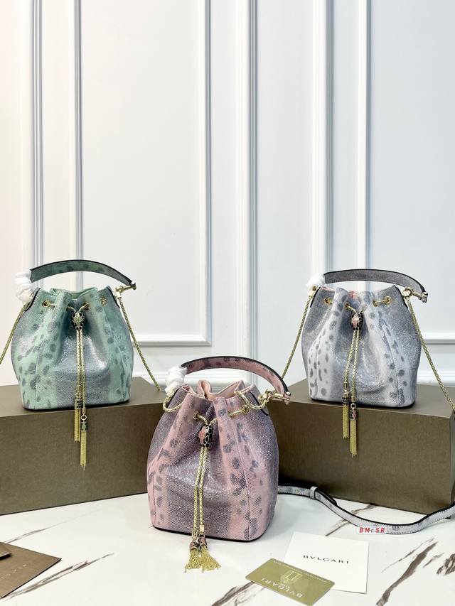 380 A Bulgari bucket bag/handbag with a folding box design, featuring a metal ch
