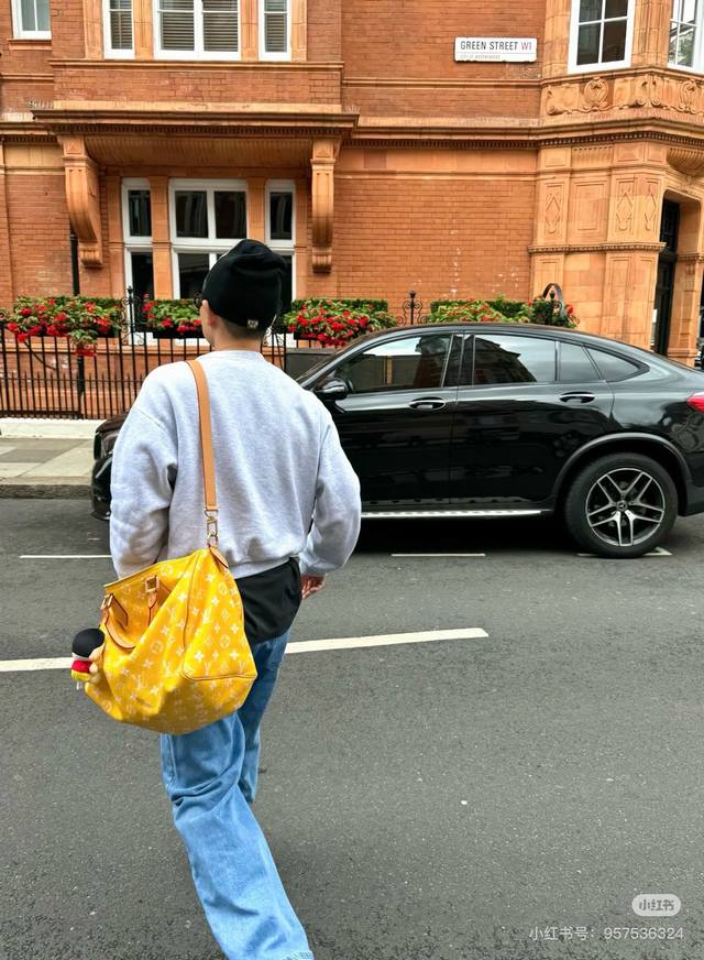 王鹤棣同款Pharrell联名款Lv Speedy P90 Pharrell联名款Lv Speedy P90，把纽约街头装进黄油牛皮里