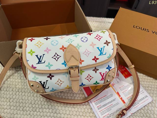钢五金P270 折叠盒飞机盒 变码芯片 Size：24*15Cm Lv 白三彩 法棍包 魅力无限 释放你的时尚态度 外形独特，有很多可爱的颜色可选，简直是不可错