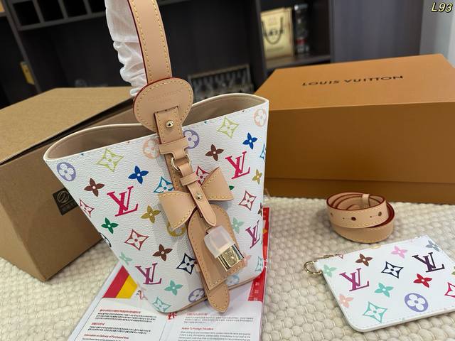 钢五金P290 折叠盒飞机盒 变码芯片 送内胆 Size：17*18Cm Lv 水桶包 All In Bb 白三彩 手袋为Monogram搭配亮泽金属件，以标志