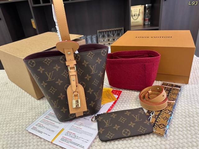 钢五金P290 折叠盒飞机盒 变码芯片 送内胆 Size：17*18Cm Lv 水桶包 All In Bb 手袋为Monogram搭配亮泽金属件，以标志性挂锁和