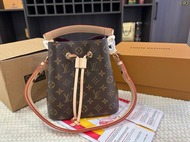 钢五金P270 折叠盒飞机盒 变码芯片 Size：20*20Cm Lv Neonoe Bb 水桶包 它来了 大爆款的节奏，尺寸更深得人心，添加了手提的设计， 让