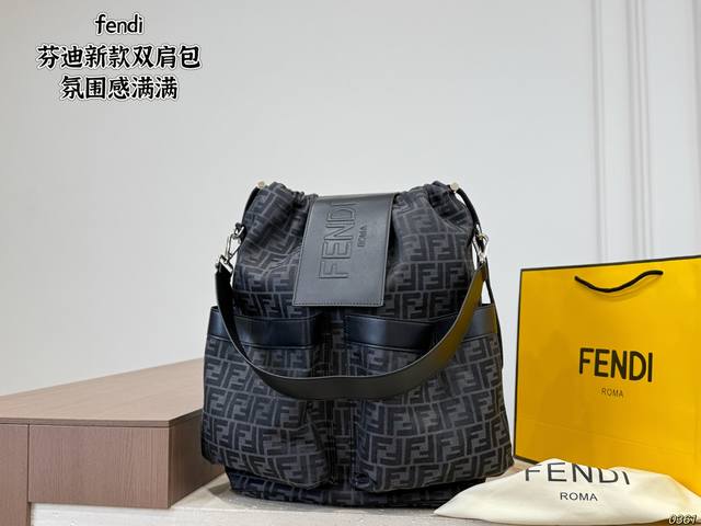 P300 Fendi芬迪新款双肩包 氛围感满满的一款 任何风格都能轻松驾驭 有质感 容量也很可 尺寸：34 42