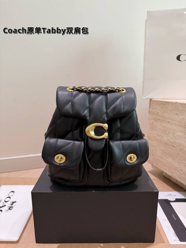 顶级原单 原单P380 Coach Tabby双肩 可羊皮材质，触感软到不行； ②细腻质感，高级得让人心动； 1. 设计简约，却不失时尚感; 2. 容量大小，日