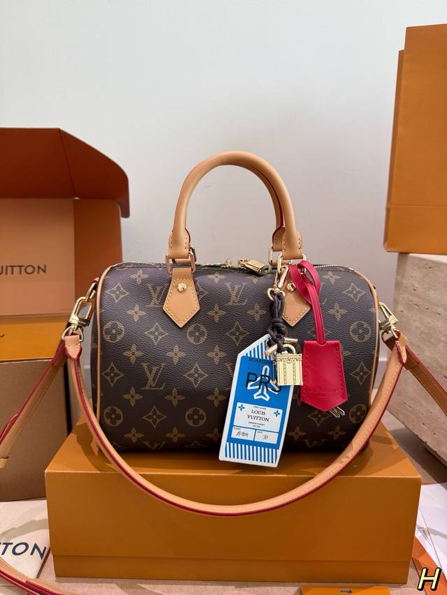 P310 Lv Speedy 25手袋两根肩带 Lv Speedy 25手袋，经典Monogram材质，休闲又时髦！日常通勤、休闲都超适合。天然牛皮手柄+可调节