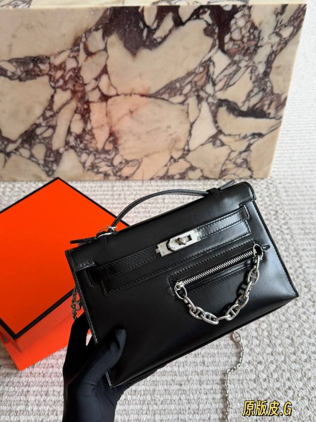 380 Comes with box. Size: 22*13cm. Swift leather leather with silver buckle. Fir