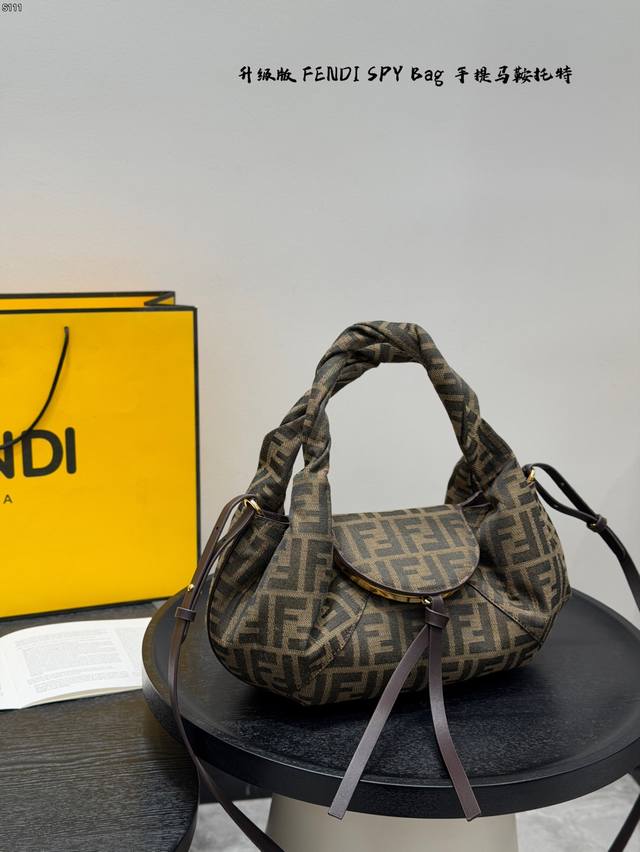 P360 礼盒包装 芬迪Fendi Spy Bag是品牌经典复刻，灵感来自2005年春夏系列。经典老花材质柔软耐用，低调奢华+。弧形包身+扭曲手柄，复古又有现代
