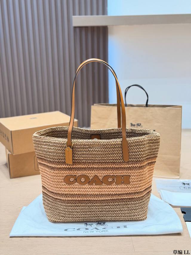 草编 P260 Coach City33草编托特包 Coach City33草编托特包，采用天然草编材质，搭配棕色皮革手柄，简约又有度假氛围感。正面“Coach