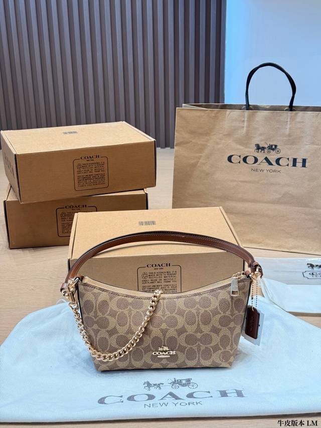 复刻版 P220 Coach Carmen Mini月牙包 菱格绗缝小牛皮，手感柔软有光泽，搭配金属链条和肩带，手提斜挎都Ok，轻巧实用，日常出街超百搭。月牙造