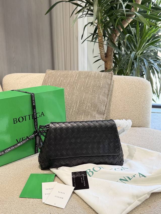 Bv Giorno编织手袋P360 Bottega Veneta Giorno手袋，经典Intrecciato编织工艺，北爱尔兰小牛皮材质，手感柔软细腻，雾面光