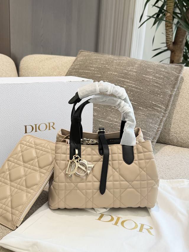 P420 Dior Toujours奶茶拼黑手提包 Dior Toujours奶茶拼黑手提包，采用柔软小牛皮，经典藤格纹缝线，触感细腻又耐用。奶茶色拼黑色设计，