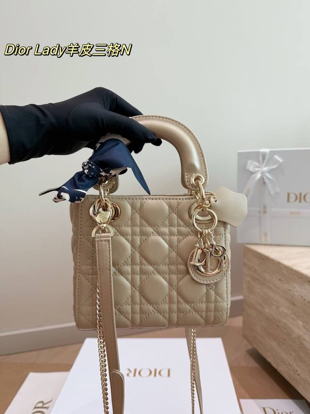 顶级原单 纯羊皮 P360 Dior Lady迪奥 手袋 戴妃羊皮纹 戴妃真的是梦中情包 周扬青同款 磨砂的质感无敌显高级 优雅简约之余更显低调内敛~ 包型挺括