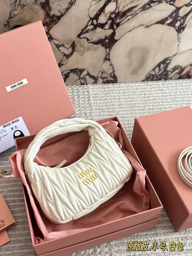 小号400 原版皮配盒 Size：20 10Cm 可盐可甜的 Miumiu 女孩 Miumiu Wander包包 好搭 什么风格都能驾驭 材质很柔软 容量也非常