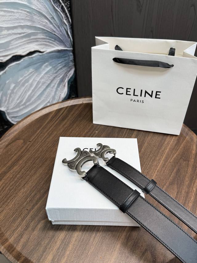 升级版 160 Celine！ ！高版本 腰带 嘿哈 原单牛皮皮带～热门款 皮带里面最火的啦～质量很好 全套包装！五金绝对不褪色 皮带头和专柜一样的哦～ 配礼盒