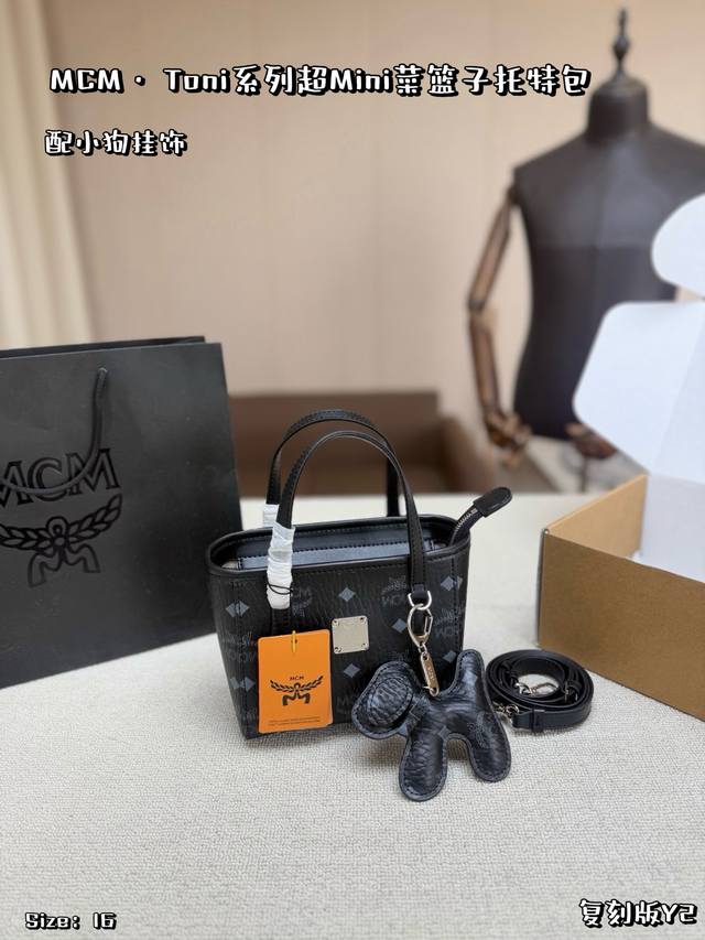 超Mini:P230,配飞机盒,配小狗挂饰 Mcm Toni系列超Mini菜篮子托特包,经典黑色Visetos涂层帆布+金属Logo,简约又有辨识度。16Cm小 超Mini:P230,配飞机盒,配小狗挂饰 Mcm Toni系列超Mini菜篮子托特包,经典黑色Visetos涂层帆布+金属Logo,简约又有辨识度。16Cm小