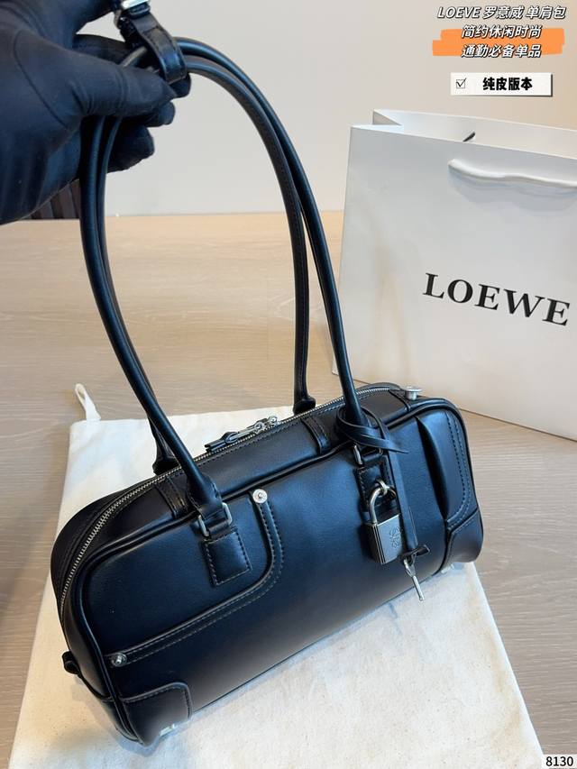 P440纯皮 Loewe Amazona单肩包 Loewe Amazona手袋采用黑色牛巴革，质感细腻耐用，简约大气设计超百搭！金属锁扣+拉链细节，安全又有辨识