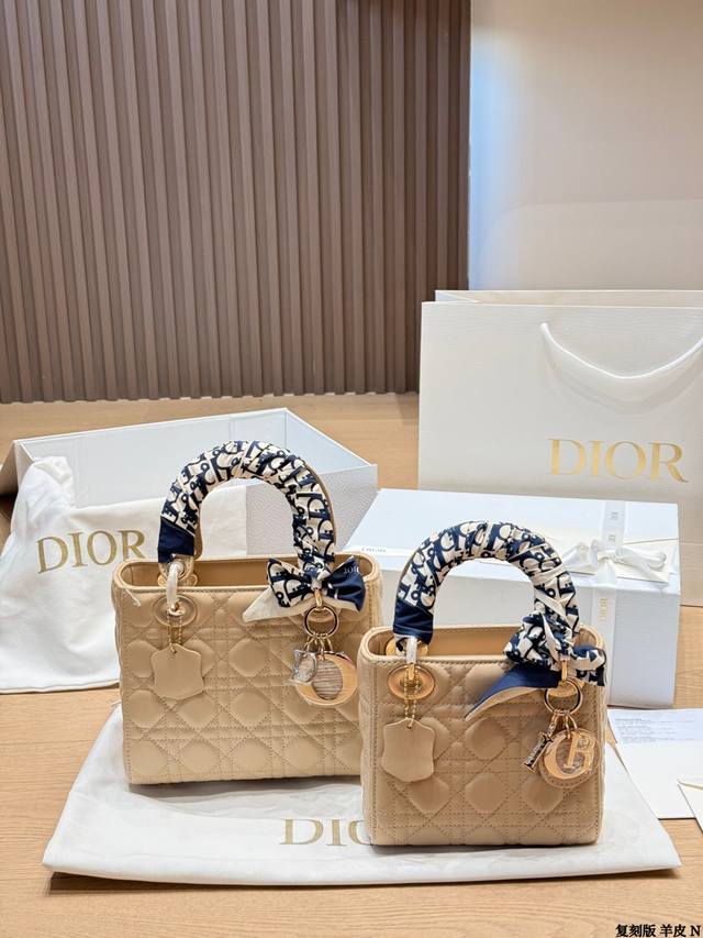 复刻版 羊皮 P380 P360 Dior Lady戴妃包四格羊皮 Dior经典Lady戴妃包，四格白金羊皮款，手感超柔软，搭配黑色手柄和金属“Cd”吊饰，优雅