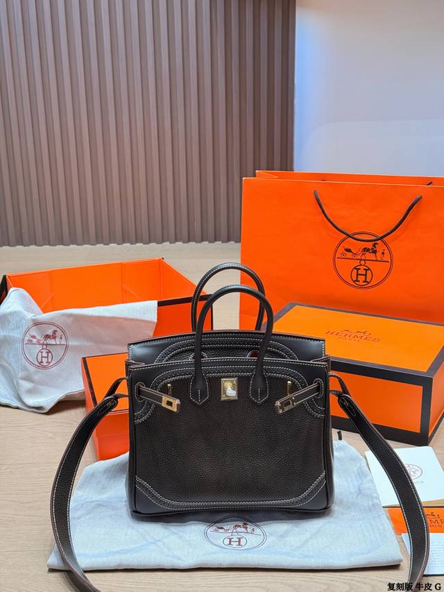 复刻版 牛皮 P550 爱马仕Birkin25蕾丝 手袋 这款Birkin25黑银手袋,采用Togo荔枝纹牛皮,搭配磨砂银色金属扣,简约又高级。25Cm小巧尺寸 复刻版 牛皮 P550 爱马仕Birkin25蕾丝 手袋 这款Birkin25黑银手袋,采用Togo荔枝纹牛皮,搭配磨砂银色金属扣,简约又高级。25Cm小巧尺寸