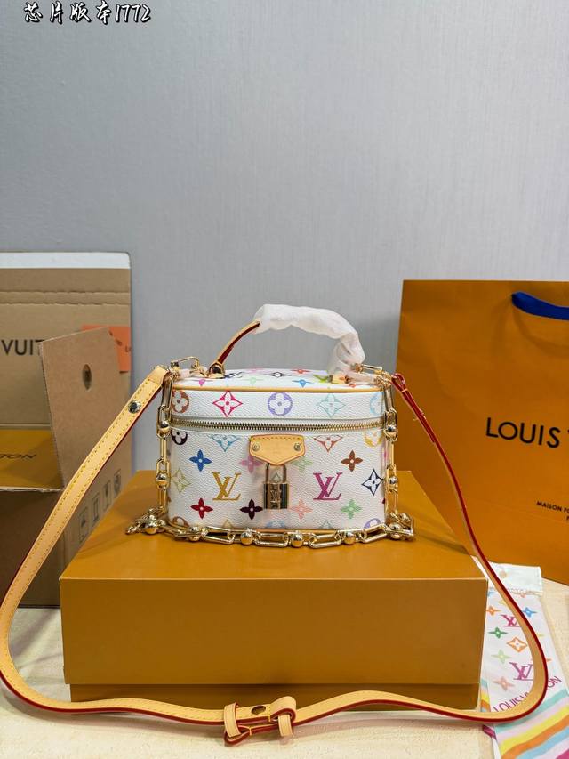 村上隆 白三彩 P290 折叠飞机礼盒 Lv Vanity Chain Pouch 手袋 包包 Vanity Chain Pouch 手袋以经典化妆箱为灵感，同