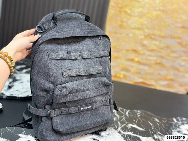 P400 高端货 新款 “ Balenciaga ”巴黎世家双肩包巴黎世家双肩学生书包 Balenciaga巴黎世家 巴黎世家 徽标贴片正面贴袋可拆卸肩带书包背 P400 高端货 新款 “ Balenciaga ”巴黎世家双肩包巴黎世家双肩学生书包 Balenciaga巴黎世家 巴黎世家 徽标贴片正面贴袋可拆卸肩带书包背