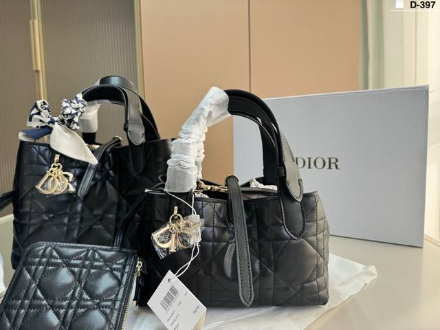 小P340 D-397尺寸26×20 22×14折叠盒 迪奥Dior Toujours 竖版土著包 土著包是活力四射的少女，纤细的造型， 类似菜篮包设计，俏皮又