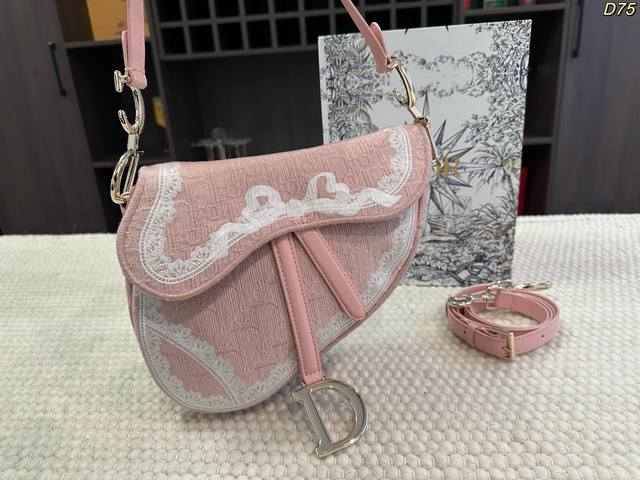 P460 折叠盒 Size：25Cm 迪奥 Dior 蕾丝刺绣 马鞍包 采用精致镂空刺绣面料，搭配白色蕾丝花边，甜美优雅。经典马鞍包造型，金属“D”字吊饰超有辨