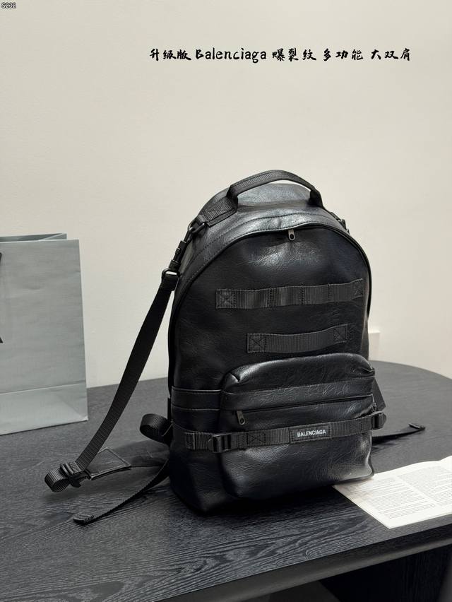 P400 升级版 巴黎世家Balenciaga爆裂纹油蜡皮 双肩包火出圈 新宠双肩包 太好拿了低调有品味! 超温柔的颜色包身 非常抗造哦! 尺寸:28 43 P400 升级版 巴黎世家Balenciaga爆裂纹油蜡皮 双肩包火出圈 新宠双肩包 太好拿了低调有品味! 超温柔的颜色包身 非常抗造哦! 尺寸:28 43