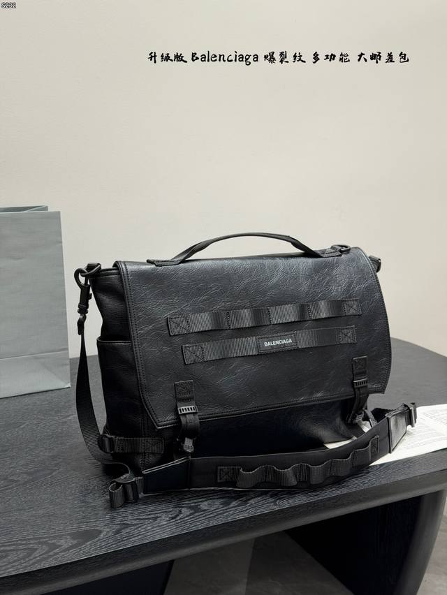 P330 升级版 巴黎世家 Balenciaga 爆裂纹油蜡皮大邮差包 多用款全新口盖邮差包 外观简约大气,背上去特别有范儿而且容量超级足够不管是工作还是平时出 P330 升级版 巴黎世家 Balenciaga 爆裂纹油蜡皮大邮差包 多用款全新口盖邮差包 外观简约大气,背上去特别有范儿而且容量超级足够不管是工作还是平时出