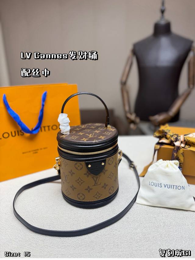 P280 配丝巾 折叠盒飞机盒 Lv Cannes发财桶，经典Monogram老花帆布+黑色皮革饰边，复古又时髦！圆桶造型超有辨识度 日常通勤、出街都Ok。肩带