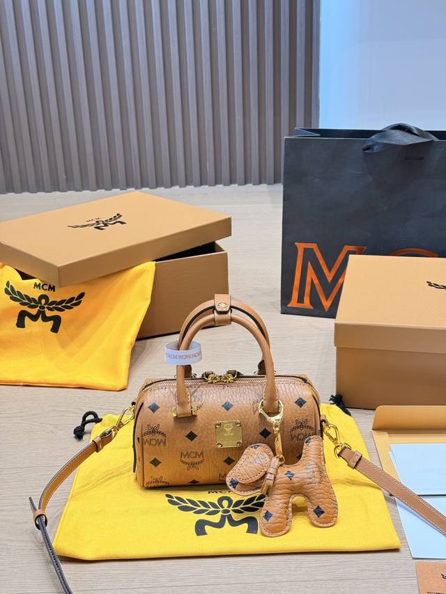 复刻版 牛皮 P270 Mcm 波士顿 枕头包 万能包型Mcm家族最新网红称号 外形超级萌 制作工艺讲究 手感很柔和 各种百搭 反正搭配啥都时髦好看到飞起!!尺 复刻版 牛皮 P270 Mcm 波士顿 枕头包 万能包型Mcm家族最新网红称号 外形超级萌 制作工艺讲究 手感很柔和 各种百搭 反正搭配啥都时髦好看到飞起!!尺