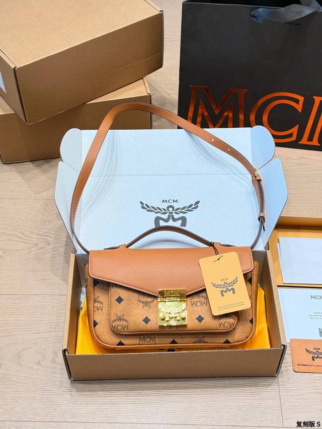复刻版 P270 Mcm Milie Visetos信封包 Mcm Milie Visetos信封包,黑色压纹牛皮+经典老花,银色金属锁扣超有质感。迷你尺寸,手 复刻版 P270 Mcm Milie Visetos信封包 Mcm Milie Visetos信封包,黑色压纹牛皮+经典老花,银色金属锁扣超有质感。迷你尺寸,手