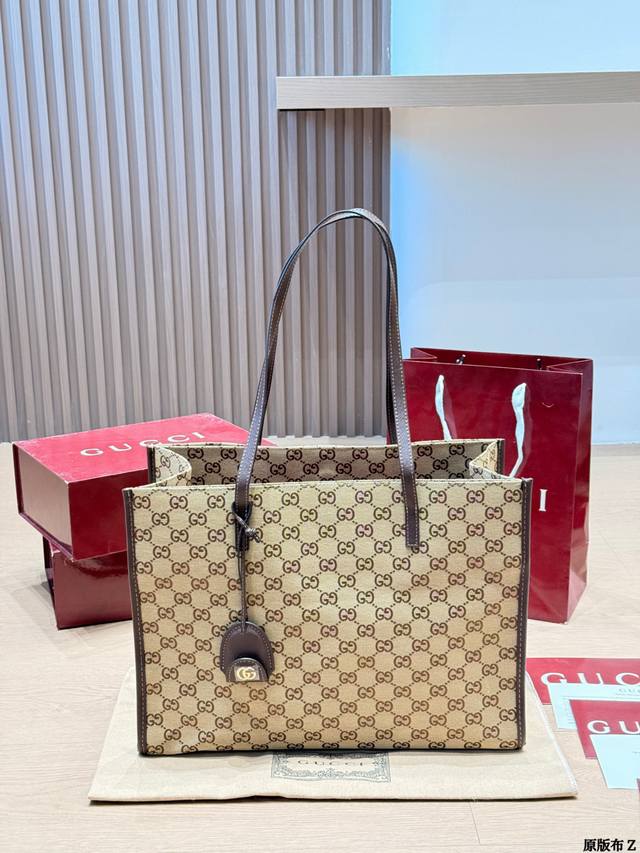 复刻版 原版布 P300 Gucci Gg Emblem大号托特包 Gucci Gg Emblem大号托特包,经典米色Gg Supreme帆布+深棕皮革饰边,复 复刻版 原版布 P300 Gucci Gg Emblem大号托特包 Gucci Gg Emblem大号托特包,经典米色Gg Supreme帆布+深棕皮革饰边,复