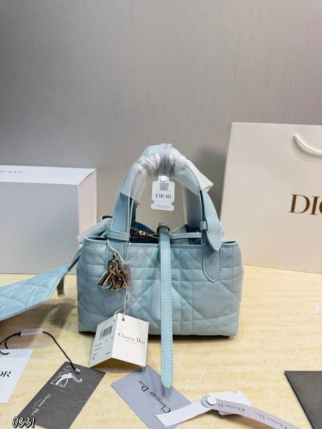 小号P340 带丝巾 折叠盒 Dior Toujours手袋，藤格纹缝线，质感细腻又耐用！金属“Dior”吊饰超有辨识度。竖版设计，手提Or斜挎都Ok，日常通勤