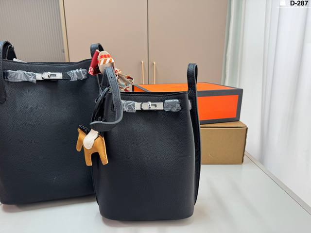 小P360 牛皮 D-287尺寸22×30 18×24折叠盒 Hermes 爱马仕 水桶包So Kelly 22黑银水桶包,采用Togo头层牛皮,手感细腻耐用, 小P360 牛皮 D-287尺寸22×30 18×24折叠盒 Hermes 爱马仕 水桶包So Kelly 22黑银水桶包,采用Togo头层牛皮,手感细腻耐用,