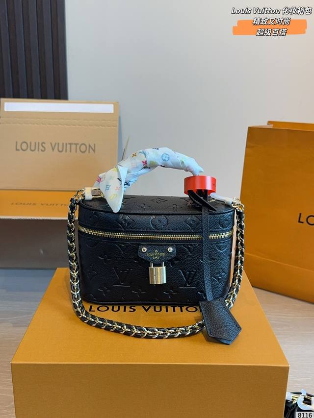 P250 Lvvanity 新款化妆包 包包顶部选用深浅不一的色调增加层次感 特别是老花真香这秀款化妆包可爱又能装~手拎斜挎都很好看，足以应对所有场合 搭配休闲