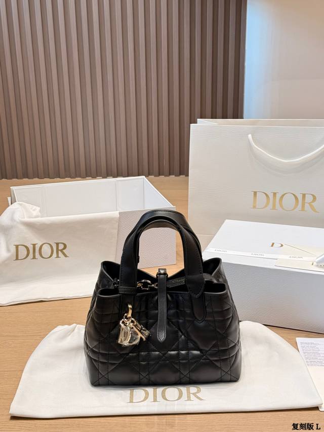 复刻版 羊皮 P310 Dior Toujours我愿称之为本季神作 Dior新款Toujours这款包包真的有太多抓住我的点了巴首先它的包身非常的轻3 四其次