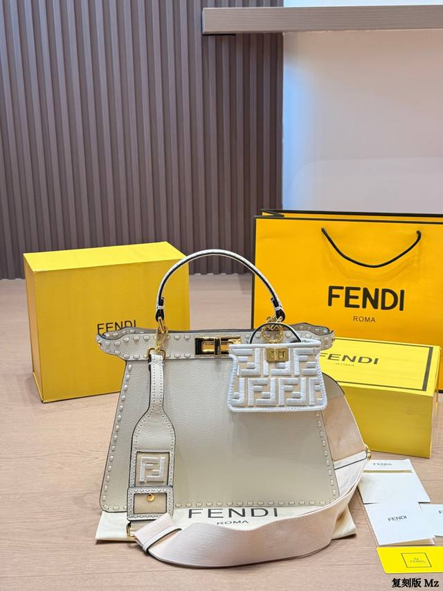 复刻版 P420 Fendi Peekaboo Iseeu Petite手袋 Fendi Peekaboo Iseeu Petite手袋，白色粒面小牛皮+金属铆