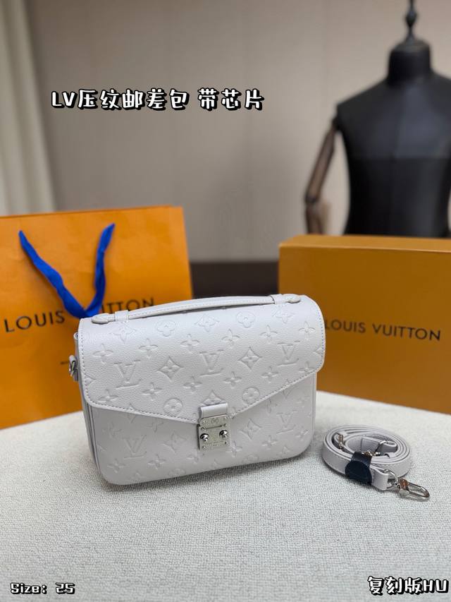 P330 带芯片 折叠盒 Lv复刻版压纹邮差包，经典Monogram压纹设计，超纤皮材质+金色S-Lock锁扣，低调又有质感。配可拆卸肩带，手提斜挎都Ok，通勤