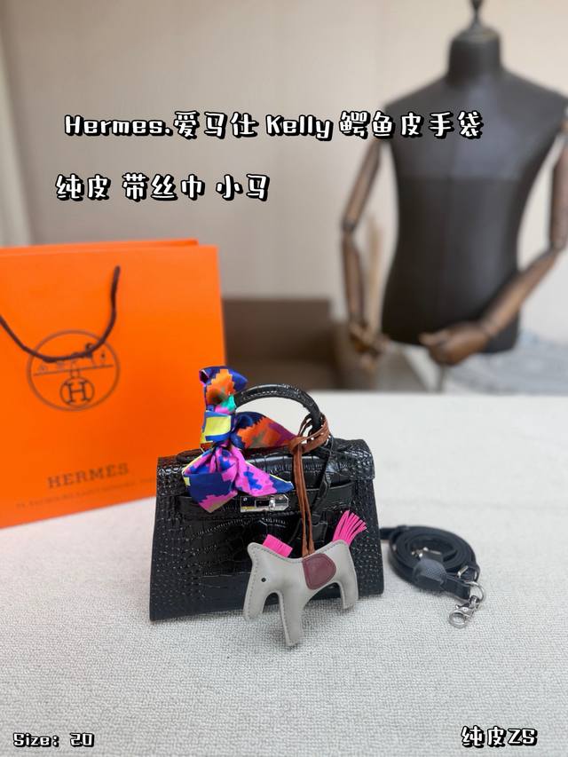 小号P290 纯皮 带丝巾 小马 折叠盒飞机盒 这款Kelly手袋采用黑银配色,亮面鳄鱼皮材质,银色金属扣件,尽显奢华质感。经典梯形设计,手柄+可拆卸肩带,手提 小号P290 纯皮 带丝巾 小马 折叠盒飞机盒 这款Kelly手袋采用黑银配色,亮面鳄鱼皮材质,银色金属扣件,尽显奢华质感。经典梯形设计,手柄+可拆卸肩带,手提