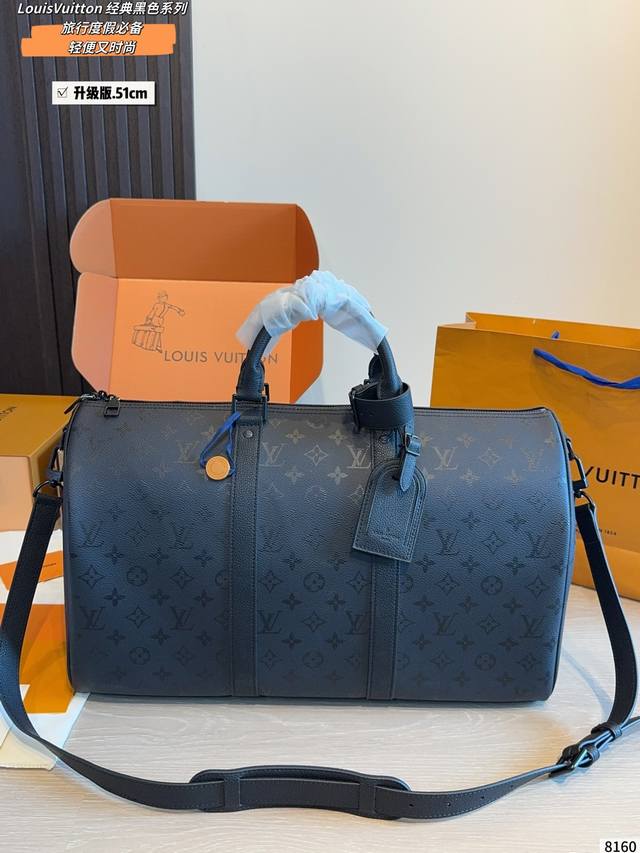 P400配礼盒 Lv X Nigo Keepall 枕头包 手袋是一款理想的都市手袋。 标志性的造型与经典的 Monogram 帆布，加之多种携带方式和奢华的天