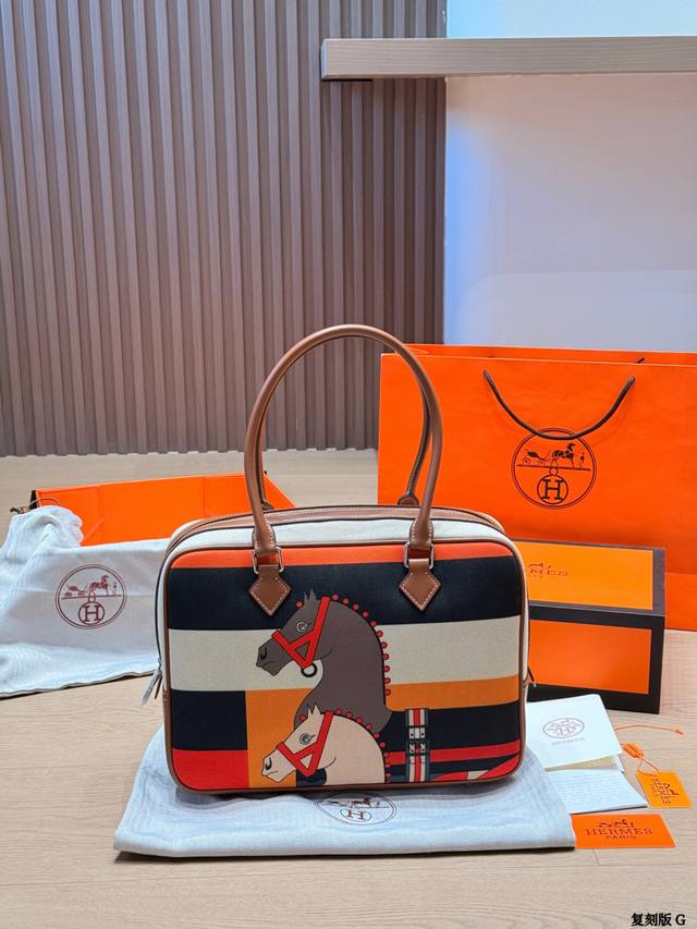 复刻版 P290 爱马仕Brides小方包 这款HermèS Brides小方包采用帆布拼牛皮,搭配绿色皮革手柄,简约又有艺术感。包身印有抽象图案和“Bride 复刻版 P290 爱马仕Brides小方包 这款HermèS Brides小方包采用帆布拼牛皮,搭配绿色皮革手柄,简约又有艺术感。包身印有抽象图案和“Bride