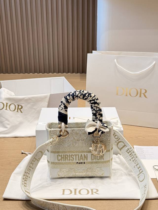 复刻版 原版布 P420 小号 Dior Lady D-Lite刺绣包 刺绣戴妃配斜挎带 D家最具有代表性的包包,拥有众多的粉丝~D家 Lady D-Lite～