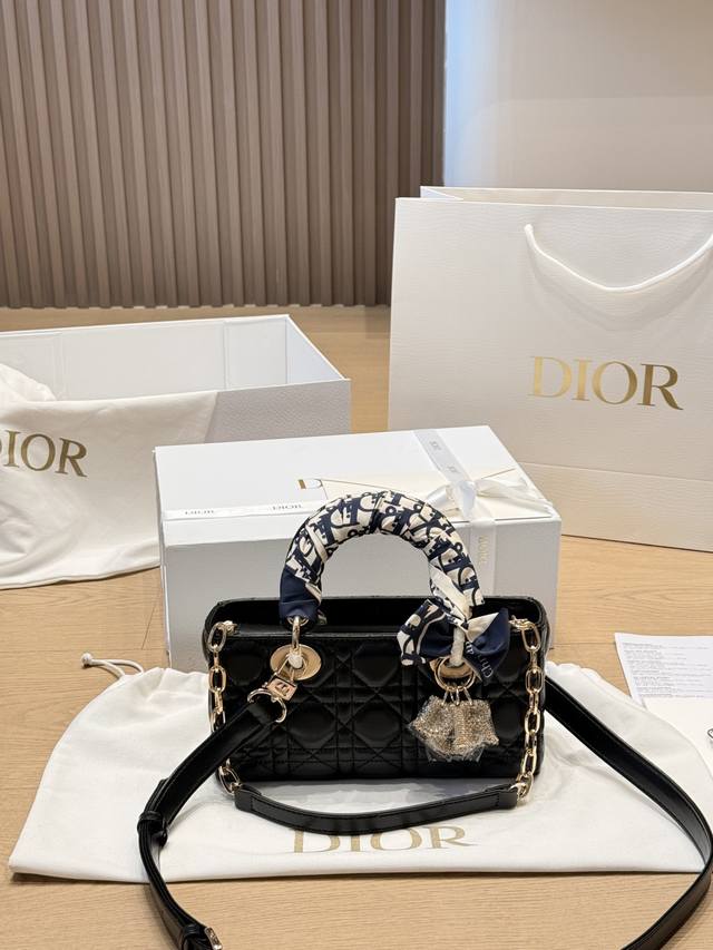 复刻版 羊皮 P330 Dior Lady D-Joy横版戴妃包 Dior Lady D-Joy横版戴妃包，黑色漆皮+金色链条，优雅复古气质满分。迷你尺寸，日常