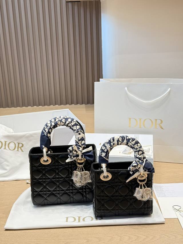 复刻版 羊皮 P330 P320 Dior Lady戴妃包四格羊皮 Dior经典Lady戴妃包，四格白金羊皮款，手感超柔软，搭配黑色手柄和金属“Cd”吊饰，优雅