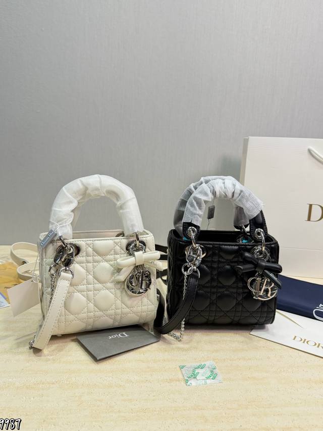 三格P240 礼盒包装 Dior Lady戴妃包羊皮 Dior经典Lady戴妃包，四格白金羊皮款，手感超柔软，搭配黑色手柄和金属“Cd”吊饰，优雅又高级。菱格纹